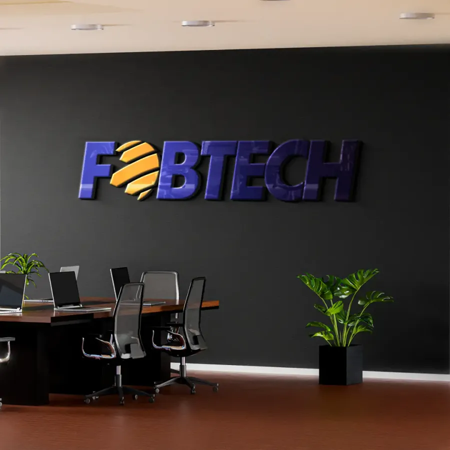 Escritório da Fobtech com o logotipo na parede